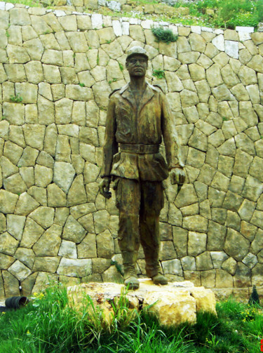 "STATUE DU MARTYR LIEUTENANT PREMIER SAMIR CHARTOUNI"